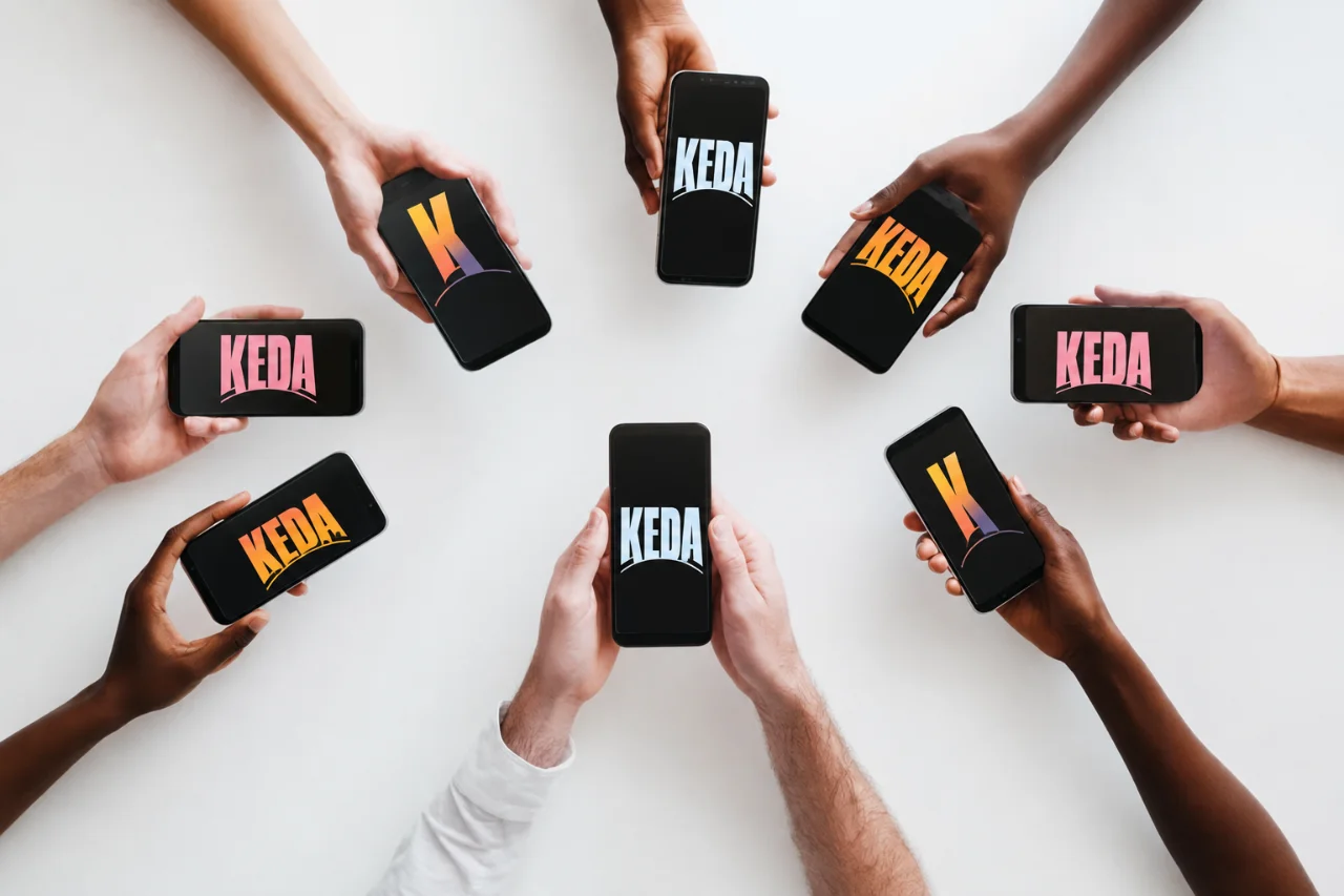 Manos sosteniendo móviles en círculo con el logo de Keda